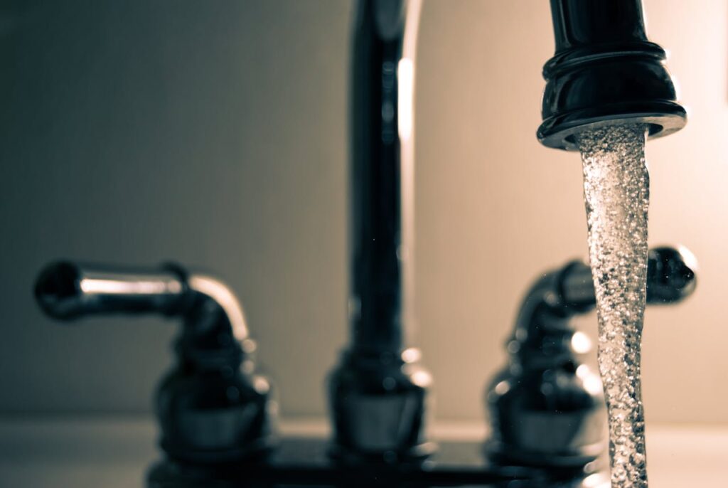 de l'eau s'écoule d'un robinet