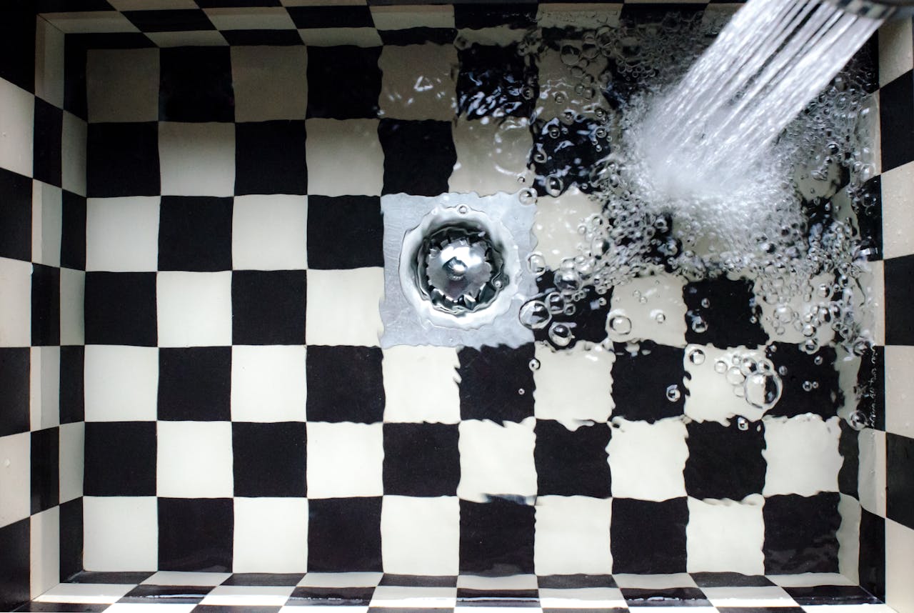 fond d'une baignoire à carreaux blancs et noirs